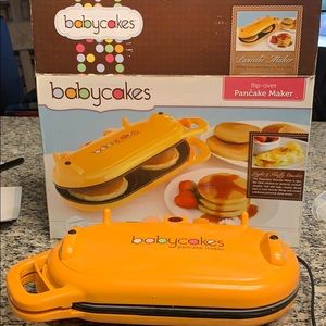 Babycakes maker with some recipes good condition.